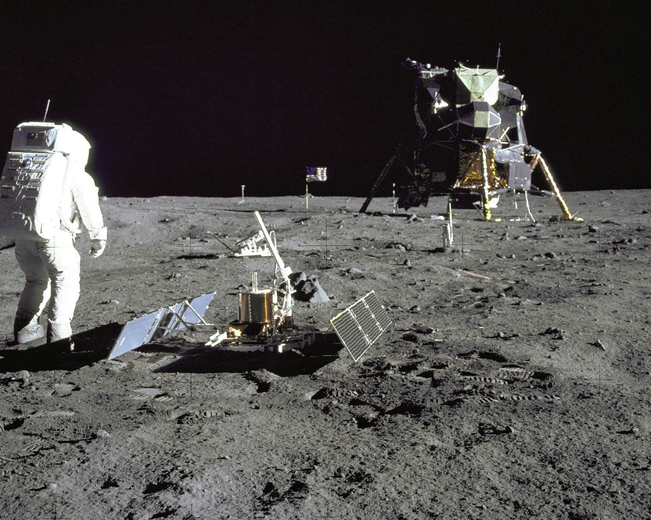壁纸1280x1024One Giant Leap for Mankind  Aldrin Looks Back at Tranquility Base 月球宁静海基地壁纸 阿波罗11号登月40周年纪念壁纸壁纸 阿波罗11号登月40周年纪念壁纸图片 阿波罗11号登月40周年纪念壁纸素材 人文壁纸 人文图库 人文图片素材桌面壁纸