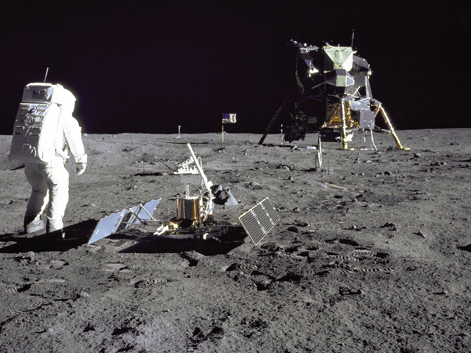 壁纸1600x1200One Giant Leap for Mankind  Aldrin Looks Back at Tranquility Base 月球宁静海基地壁纸 阿波罗11号登月40周年纪念壁纸壁纸 阿波罗11号登月40周年纪念壁纸图片 阿波罗11号登月40周年纪念壁纸素材 人文壁纸 人文图库 人文图片素材桌面壁纸