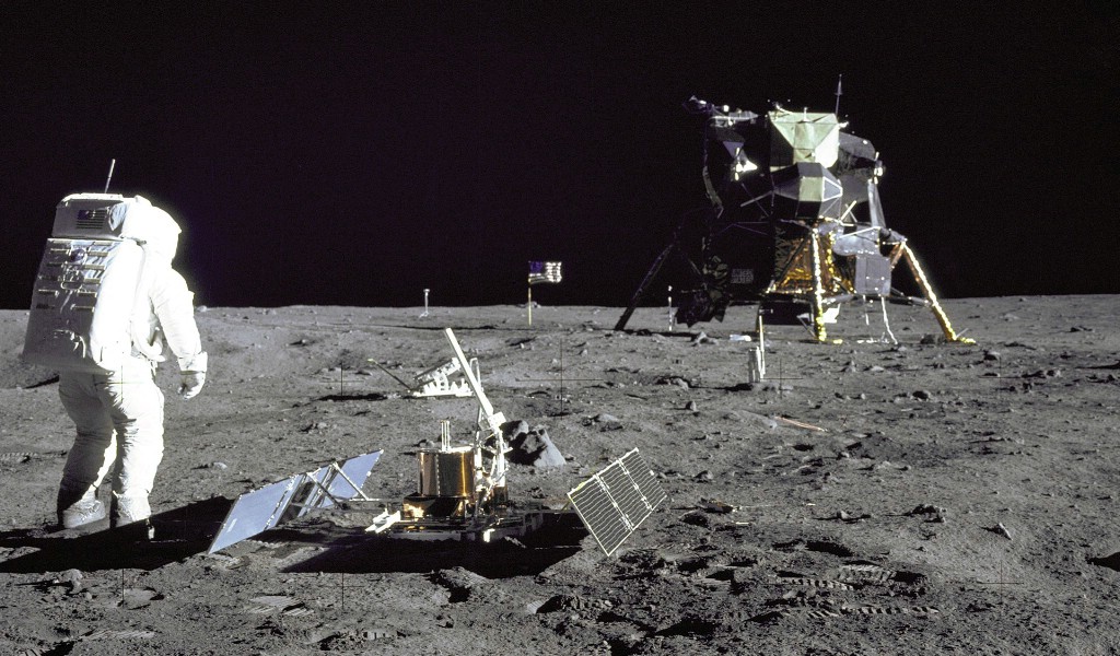 壁纸1024x600One Giant Leap for Mankind  Aldrin Looks Back at Tranquility Base 月球宁静海基地壁纸 阿波罗11号登月40周年纪念壁纸壁纸 阿波罗11号登月40周年纪念壁纸图片 阿波罗11号登月40周年纪念壁纸素材 人文壁纸 人文图库 人文图片素材桌面壁纸