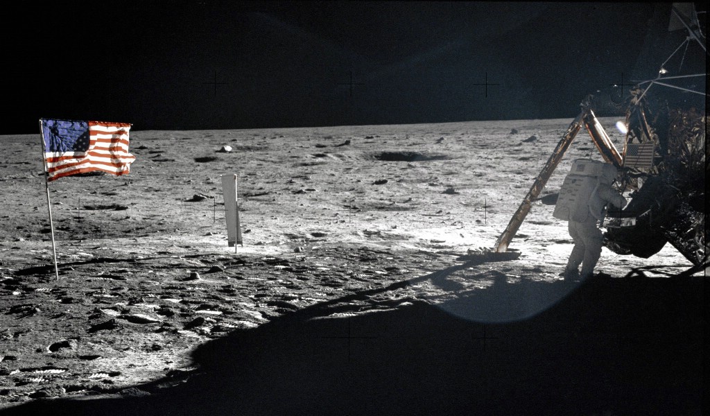 壁纸1024x600One Giant Leap for Mankind  Neil Armstrong On The Moon 登月舱旁的阿姆斯壮壁纸 阿波罗11号登月40周年纪念壁纸壁纸 阿波罗11号登月40周年纪念壁纸图片 阿波罗11号登月40周年纪念壁纸素材 人文壁纸 人文图库 人文图片素材桌面壁纸