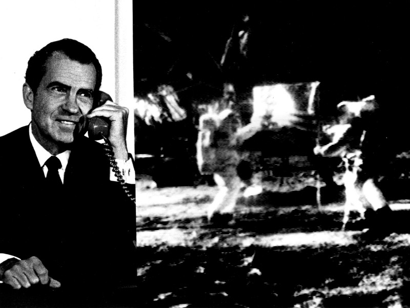 壁纸800x600One Giant Leap for Mankind  Nixon Telephones Armstrong on the Moon 尼克松和阿姆斯壮月球对话壁纸 阿波罗11号登月40周年纪念壁纸壁纸 阿波罗11号登月40周年纪念壁纸图片 阿波罗11号登月40周年纪念壁纸素材 人文壁纸 人文图库 人文图片素材桌面壁纸