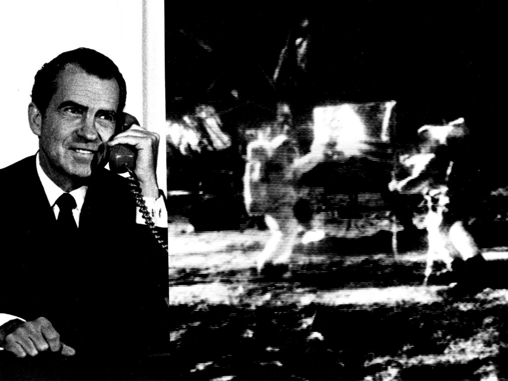 壁纸1024x768One Giant Leap for Mankind  Nixon Telephones Armstrong on the Moon 尼克松和阿姆斯壮月球对话壁纸 阿波罗11号登月40周年纪念壁纸壁纸 阿波罗11号登月40周年纪念壁纸图片 阿波罗11号登月40周年纪念壁纸素材 人文壁纸 人文图库 人文图片素材桌面壁纸