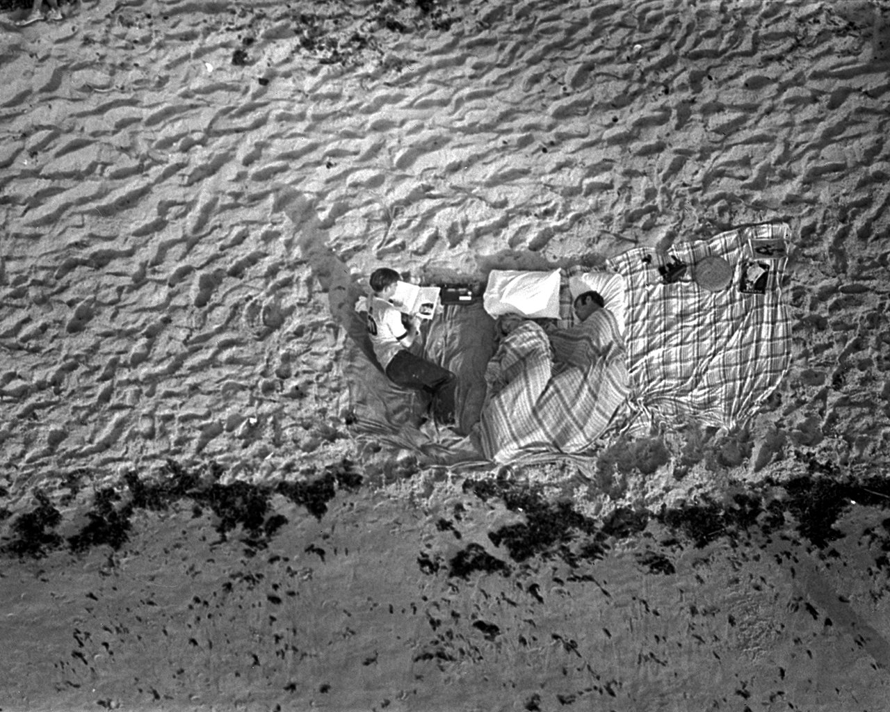 壁纸1280x1024One Giant Leap for Mankind  Apollo 11 Launch Spectators 等待点火升空的观众壁纸 阿波罗11号登月40周年纪念壁纸壁纸 阿波罗11号登月40周年纪念壁纸图片 阿波罗11号登月40周年纪念壁纸素材 人文壁纸 人文图库 人文图片素材桌面壁纸