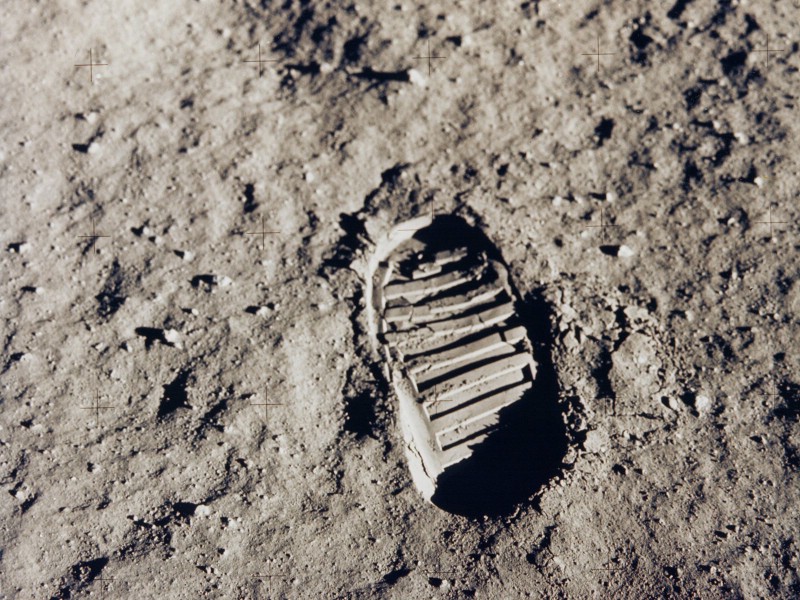 壁纸800x600One Giant Leap for Mankind  Apollo 11 bootprint 奥尔德林留下的月球脚印壁纸 阿波罗11号登月40周年纪念壁纸壁纸 阿波罗11号登月40周年纪念壁纸图片 阿波罗11号登月40周年纪念壁纸素材 人文壁纸 人文图库 人文图片素材桌面壁纸