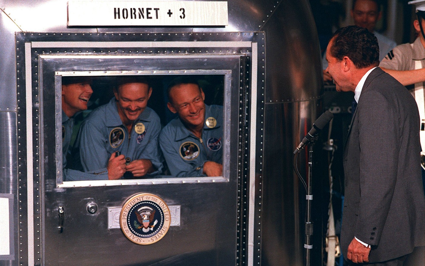 壁纸1440x900One Giant Leap for Mankind  President Nixon visits Apollo 11 crew in quarantine 尼克松总统探望隔离期间的宇航员壁纸 阿波罗11号登月40周年纪念壁纸壁纸 阿波罗11号登月40周年纪念壁纸图片 阿波罗11号登月40周年纪念壁纸素材 人文壁纸 人文图库 人文图片素材桌面壁纸