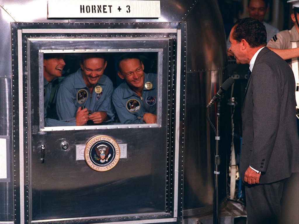 壁纸1024x768One Giant Leap for Mankind  President Nixon visits Apollo 11 crew in quarantine 尼克松总统探望隔离期间的宇航员壁纸 阿波罗11号登月40周年纪念壁纸壁纸 阿波罗11号登月40周年纪念壁纸图片 阿波罗11号登月40周年纪念壁纸素材 人文壁纸 人文图库 人文图片素材桌面壁纸
