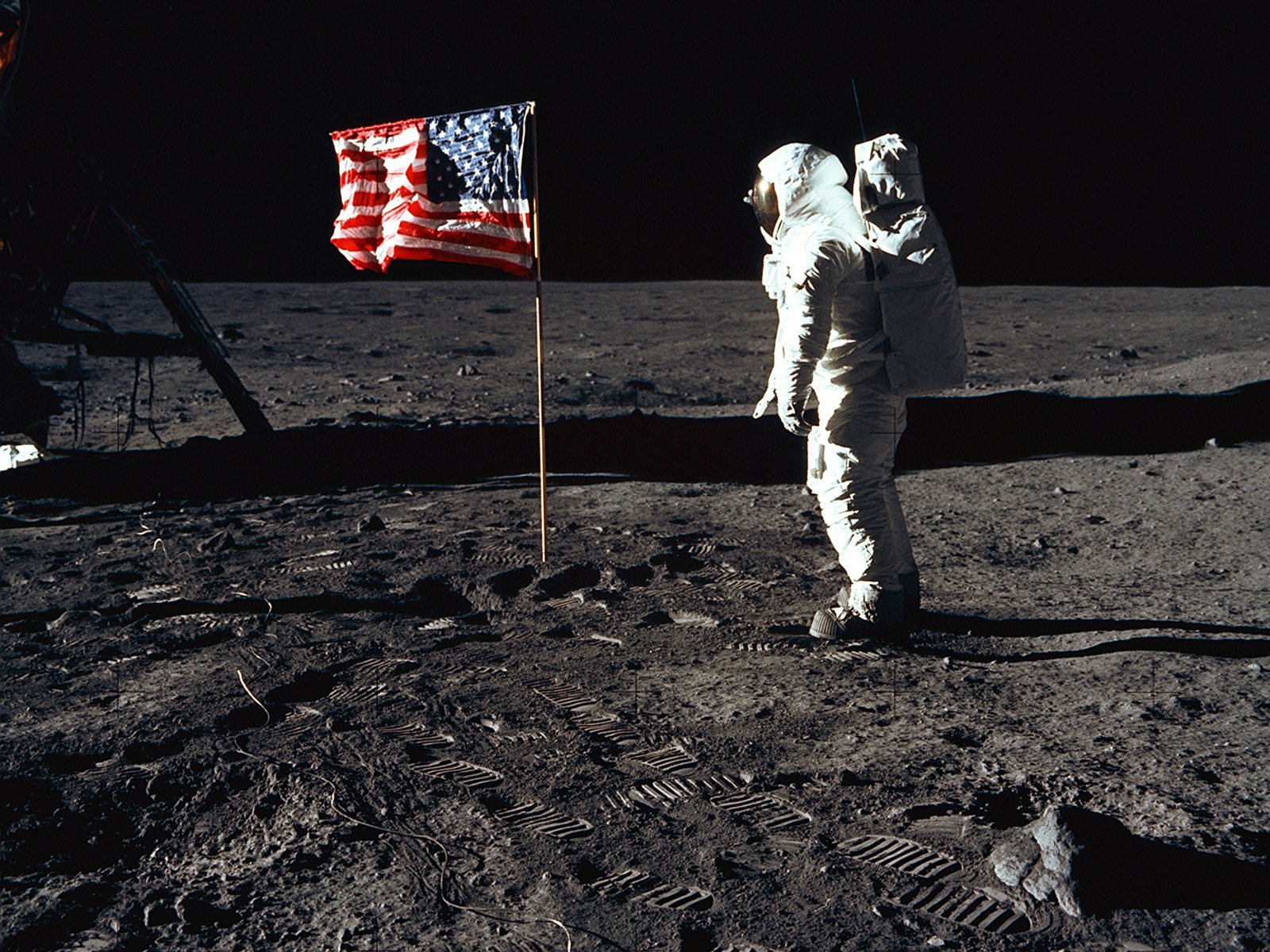 壁纸1600x1200One Giant Leap for Mankind  Buzz Aldrin and the U S flag on the Moon 巴兹 奥尔德林和国旗壁纸 阿波罗11号登月40周年纪念壁纸壁纸 阿波罗11号登月40周年纪念壁纸图片 阿波罗11号登月40周年纪念壁纸素材 人文壁纸 人文图库 人文图片素材桌面壁纸