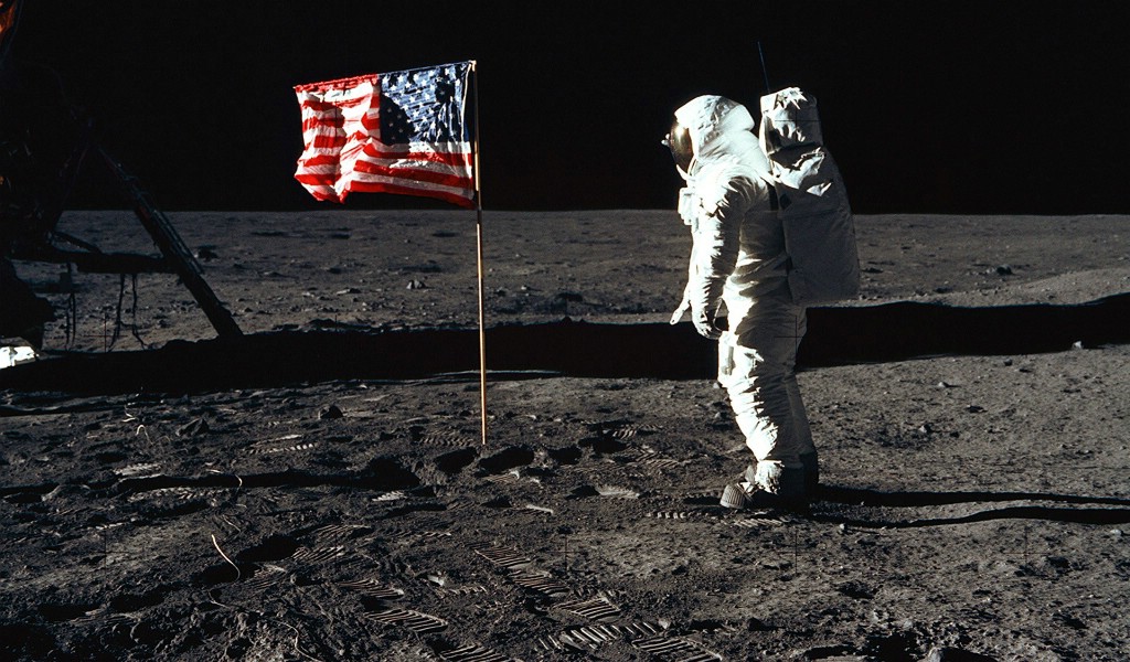 壁纸1024x600One Giant Leap for Mankind  Buzz Aldrin and the U S flag on the Moon 巴兹 奥尔德林和国旗壁纸 阿波罗11号登月40周年纪念壁纸壁纸 阿波罗11号登月40周年纪念壁纸图片 阿波罗11号登月40周年纪念壁纸素材 人文壁纸 人文图库 人文图片素材桌面壁纸