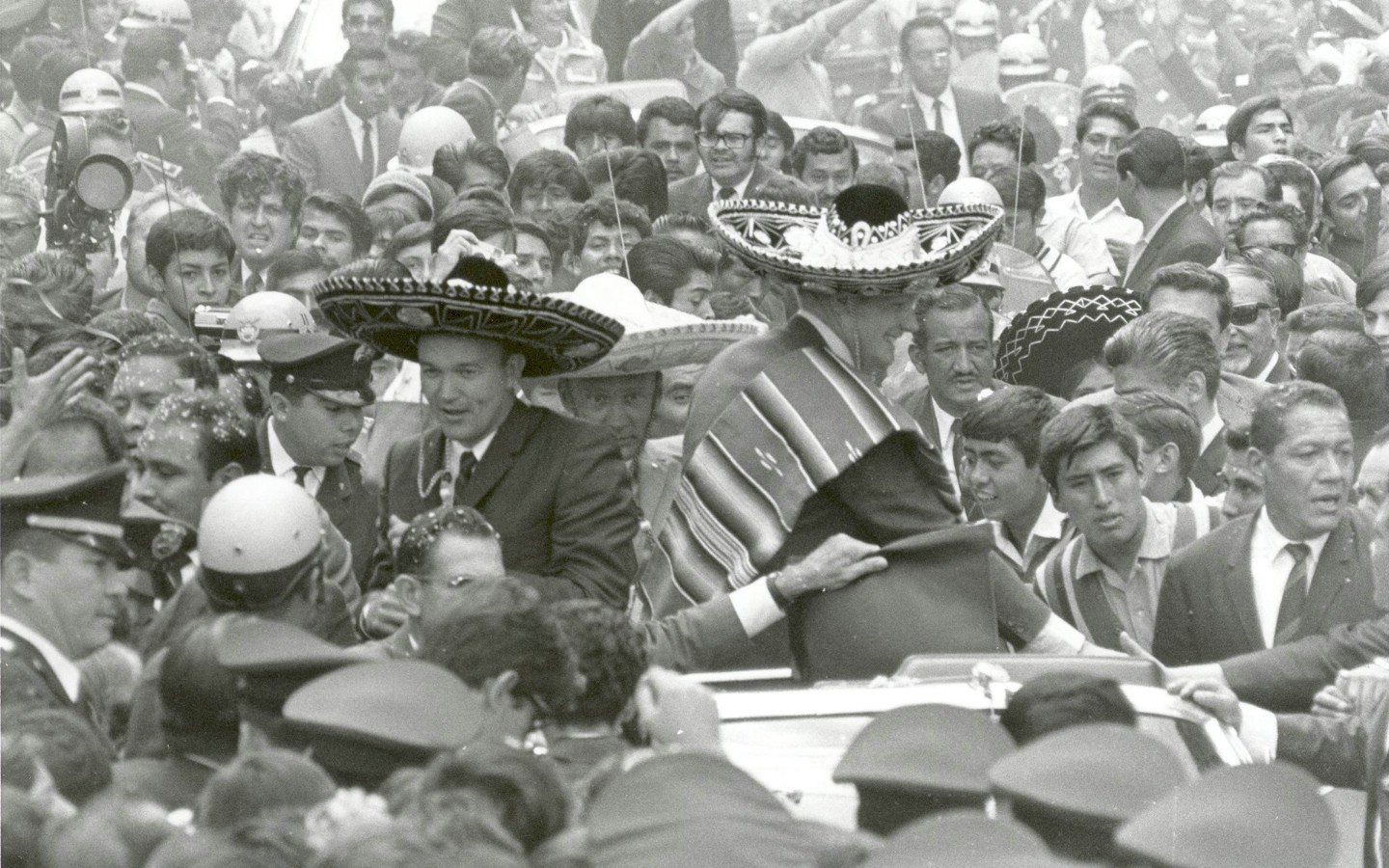 壁纸1440x900One Giant Leap for Mankind  Apollo 11 Astronauts Swarmed by Thousands In Mexico City Parade 墨西哥城的庆祝游行壁纸 阿波罗11号登月40周年纪念壁纸壁纸 阿波罗11号登月40周年纪念壁纸图片 阿波罗11号登月40周年纪念壁纸素材 人文壁纸 人文图库 人文图片素材桌面壁纸