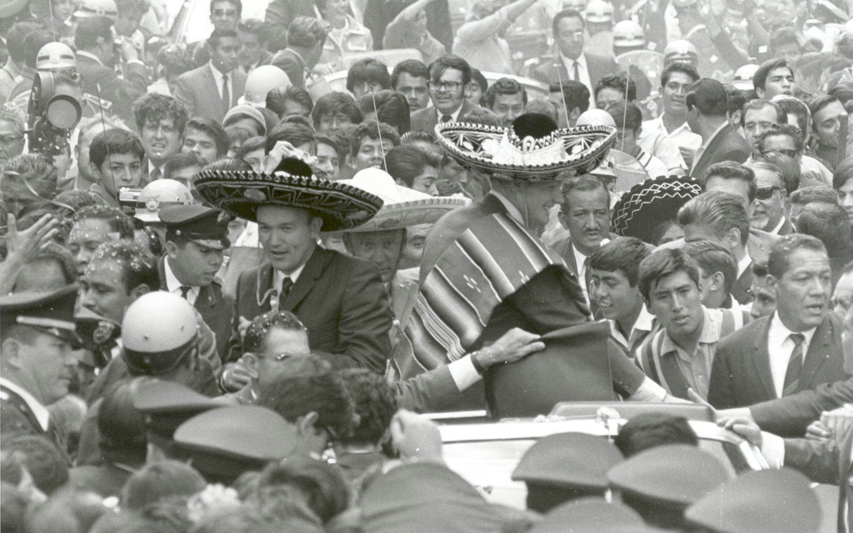 壁纸1680x1050One Giant Leap for Mankind  Apollo 11 Astronauts Swarmed by Thousands In Mexico City Parade 墨西哥城的庆祝游行壁纸 阿波罗11号登月40周年纪念壁纸壁纸 阿波罗11号登月40周年纪念壁纸图片 阿波罗11号登月40周年纪念壁纸素材 人文壁纸 人文图库 人文图片素材桌面壁纸