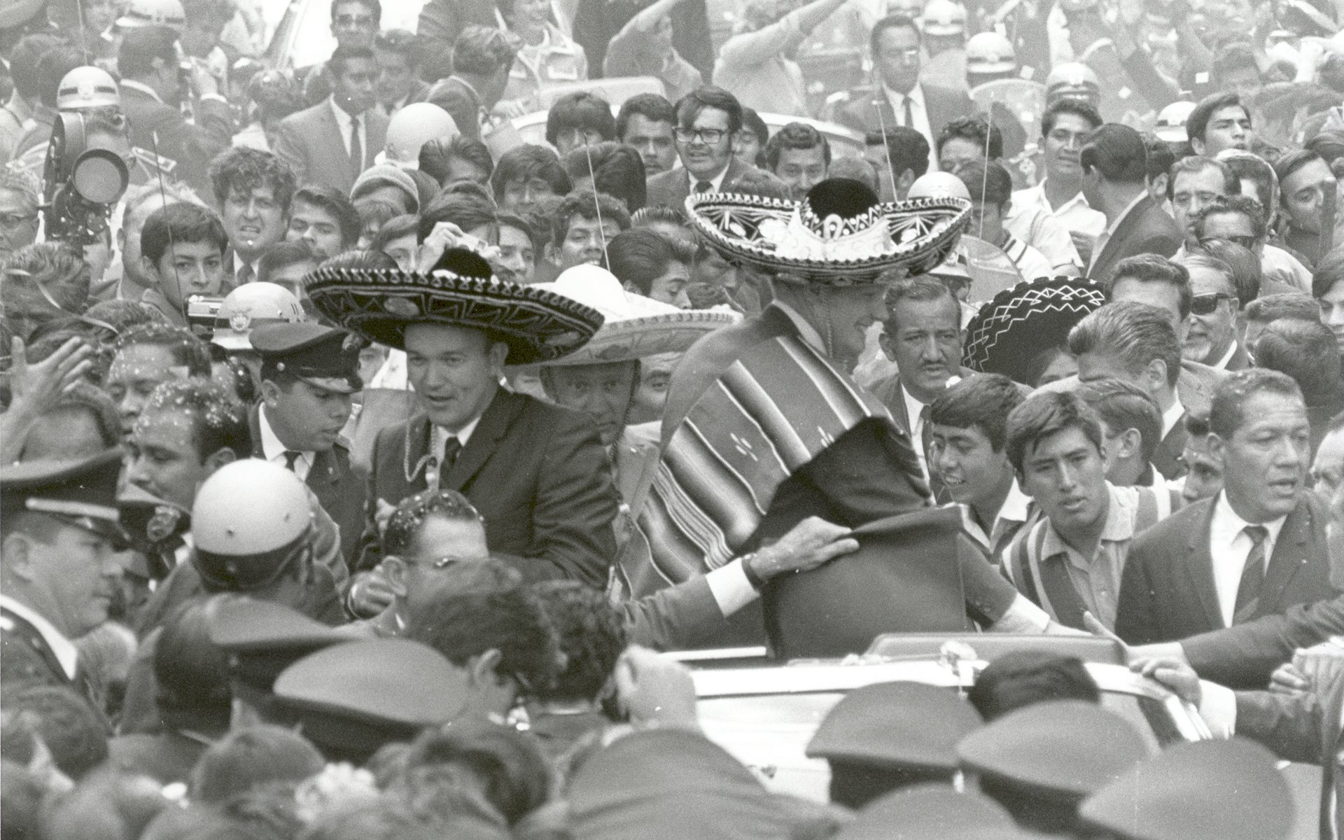 壁纸1920x1200One Giant Leap for Mankind  Apollo 11 Astronauts Swarmed by Thousands In Mexico City Parade 墨西哥城的庆祝游行壁纸 阿波罗11号登月40周年纪念壁纸壁纸 阿波罗11号登月40周年纪念壁纸图片 阿波罗11号登月40周年纪念壁纸素材 人文壁纸 人文图库 人文图片素材桌面壁纸