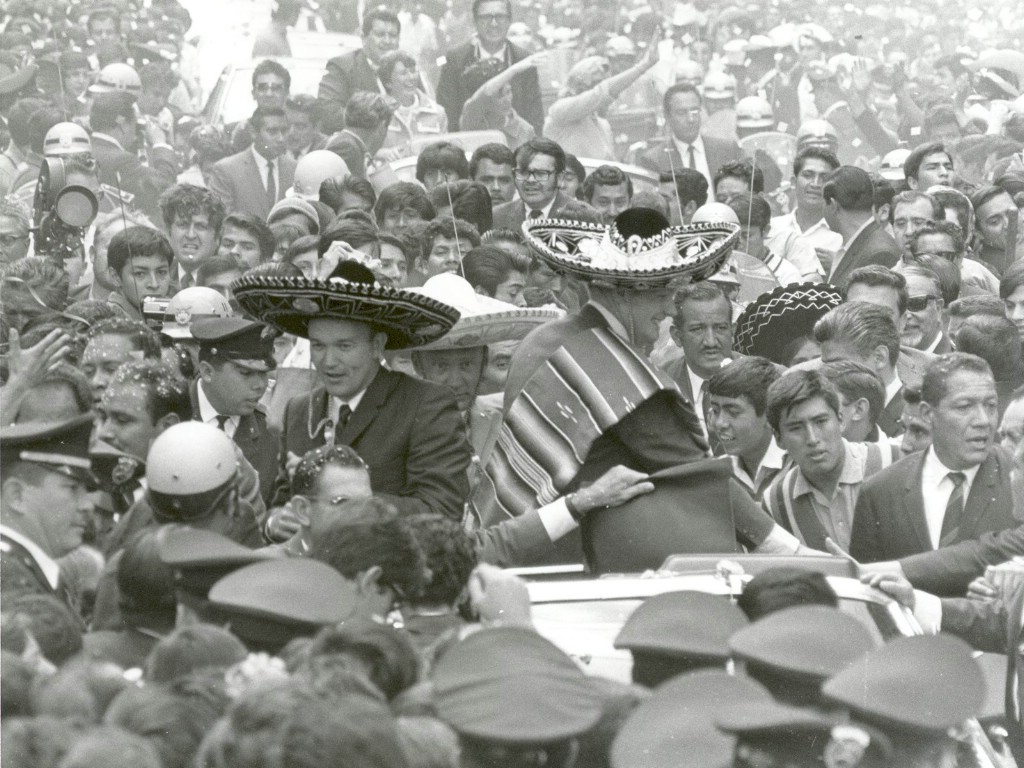 壁纸1024x768One Giant Leap for Mankind  Apollo 11 Astronauts Swarmed by Thousands In Mexico City Parade 墨西哥城的庆祝游行壁纸 阿波罗11号登月40周年纪念壁纸壁纸 阿波罗11号登月40周年纪念壁纸图片 阿波罗11号登月40周年纪念壁纸素材 人文壁纸 人文图库 人文图片素材桌面壁纸