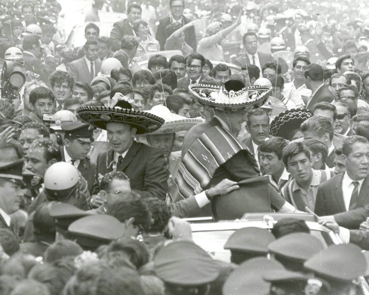 壁纸1280x1024One Giant Leap for Mankind  Apollo 11 Astronauts Swarmed by Thousands In Mexico City Parade 墨西哥城的庆祝游行壁纸 阿波罗11号登月40周年纪念壁纸壁纸 阿波罗11号登月40周年纪念壁纸图片 阿波罗11号登月40周年纪念壁纸素材 人文壁纸 人文图库 人文图片素材桌面壁纸