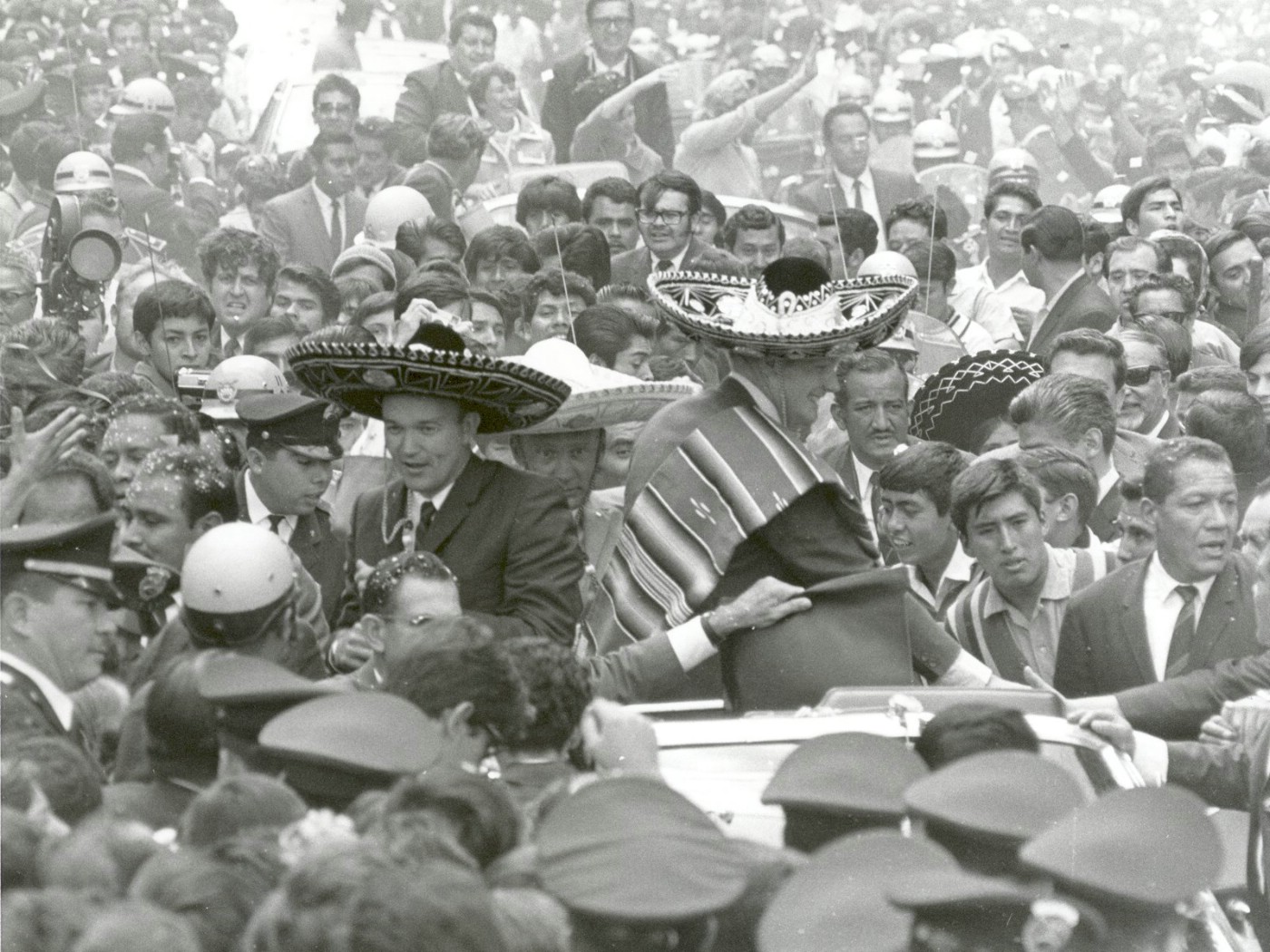 壁纸1400x1050One Giant Leap for Mankind  Apollo 11 Astronauts Swarmed by Thousands In Mexico City Parade 墨西哥城的庆祝游行壁纸 阿波罗11号登月40周年纪念壁纸壁纸 阿波罗11号登月40周年纪念壁纸图片 阿波罗11号登月40周年纪念壁纸素材 人文壁纸 人文图库 人文图片素材桌面壁纸