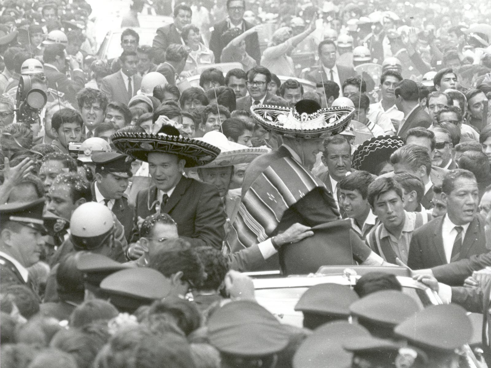 壁纸1600x1200One Giant Leap for Mankind  Apollo 11 Astronauts Swarmed by Thousands In Mexico City Parade 墨西哥城的庆祝游行壁纸 阿波罗11号登月40周年纪念壁纸壁纸 阿波罗11号登月40周年纪念壁纸图片 阿波罗11号登月40周年纪念壁纸素材 人文壁纸 人文图库 人文图片素材桌面壁纸