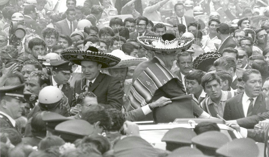 壁纸1024x600One Giant Leap for Mankind  Apollo 11 Astronauts Swarmed by Thousands In Mexico City Parade 墨西哥城的庆祝游行壁纸 阿波罗11号登月40周年纪念壁纸壁纸 阿波罗11号登月40周年纪念壁纸图片 阿波罗11号登月40周年纪念壁纸素材 人文壁纸 人文图库 人文图片素材桌面壁纸