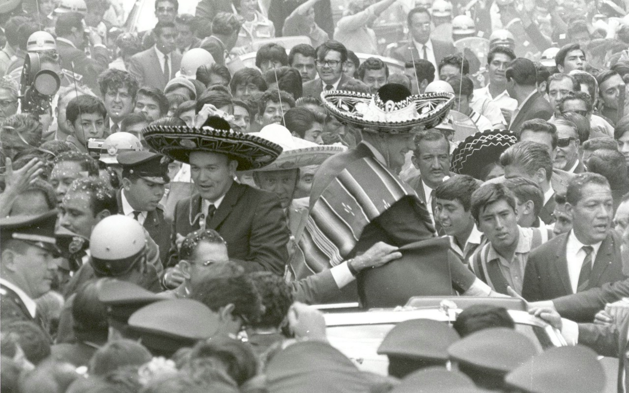 壁纸1280x800One Giant Leap for Mankind  Apollo 11 Astronauts Swarmed by Thousands In Mexico City Parade 墨西哥城的庆祝游行壁纸 阿波罗11号登月40周年纪念壁纸壁纸 阿波罗11号登月40周年纪念壁纸图片 阿波罗11号登月40周年纪念壁纸素材 人文壁纸 人文图库 人文图片素材桌面壁纸