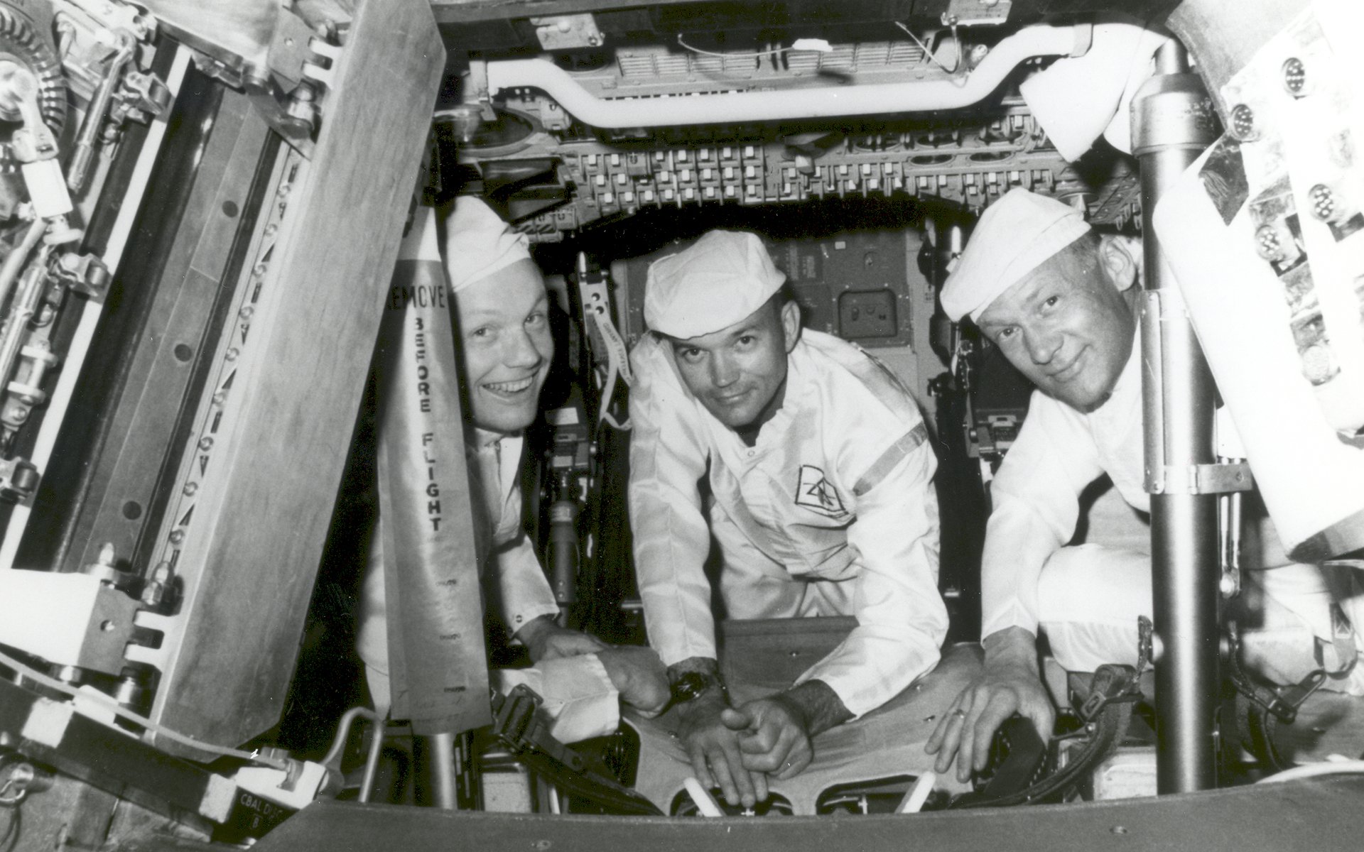 壁纸1920x1200One Giant Leap for Mankind  Apollo 11 Crew Conduct Checks in the Command Module 登月舱日常检查壁纸 阿波罗11号登月40周年纪念壁纸壁纸 阿波罗11号登月40周年纪念壁纸图片 阿波罗11号登月40周年纪念壁纸素材 人文壁纸 人文图库 人文图片素材桌面壁纸
