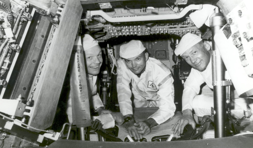 壁纸1024x600One Giant Leap for Mankind  Apollo 11 Crew Conduct Checks in the Command Module 登月舱日常检查壁纸 阿波罗11号登月40周年纪念壁纸壁纸 阿波罗11号登月40周年纪念壁纸图片 阿波罗11号登月40周年纪念壁纸素材 人文壁纸 人文图库 人文图片素材桌面壁纸