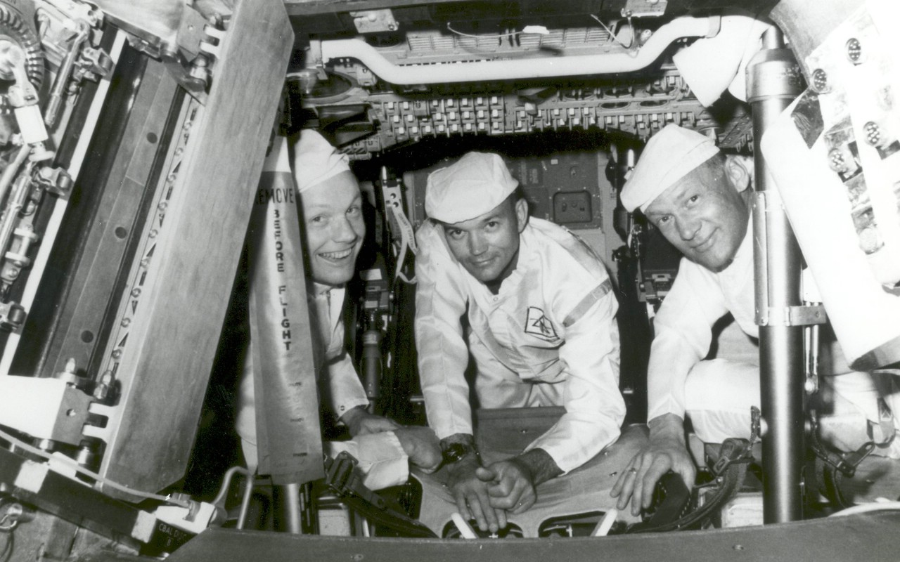 壁纸1280x800One Giant Leap for Mankind  Apollo 11 Crew Conduct Checks in the Command Module 登月舱日常检查壁纸 阿波罗11号登月40周年纪念壁纸壁纸 阿波罗11号登月40周年纪念壁纸图片 阿波罗11号登月40周年纪念壁纸素材 人文壁纸 人文图库 人文图片素材桌面壁纸