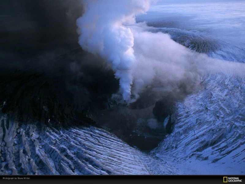 壁纸800x600透过镜头  Volcanic Chasm Vatnaj kull Glacier Iceland 瓦特纳尤库尔冰川火山坑桌面壁纸壁纸 国家地理杂志2008年度最佳图片壁纸 国家地理杂志2008年度最佳图片图片 国家地理杂志2008年度最佳图片素材 人文壁纸 人文图库 人文图片素材桌面壁纸