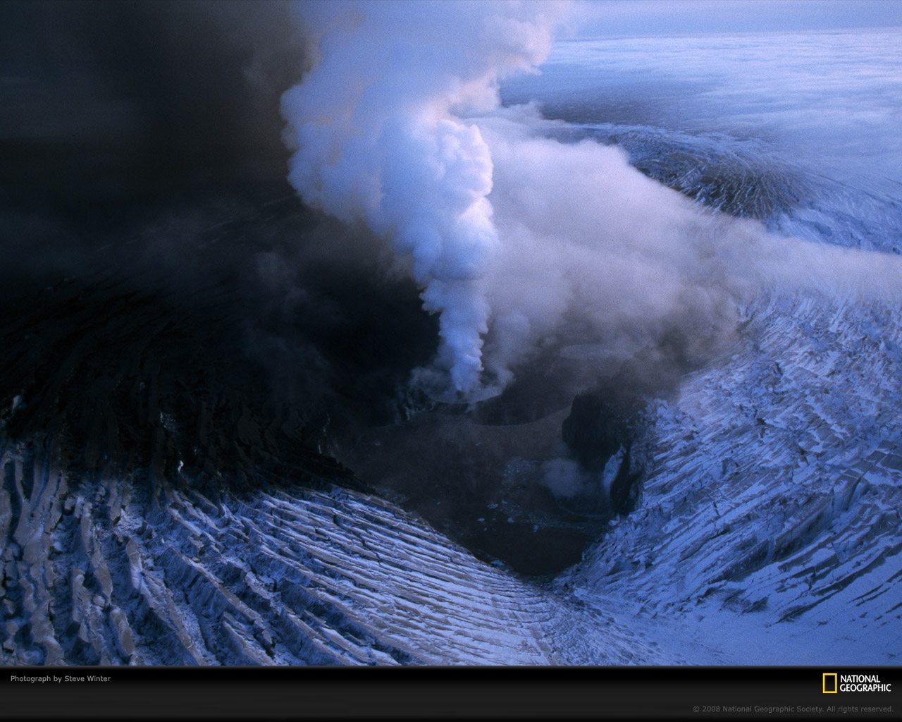 壁纸1280x1024透过镜头  Volcanic Chasm Vatnaj kull Glacier Iceland 瓦特纳尤库尔冰川火山坑桌面壁纸壁纸 国家地理杂志2008年度最佳图片壁纸 国家地理杂志2008年度最佳图片图片 国家地理杂志2008年度最佳图片素材 人文壁纸 人文图库 人文图片素材桌面壁纸