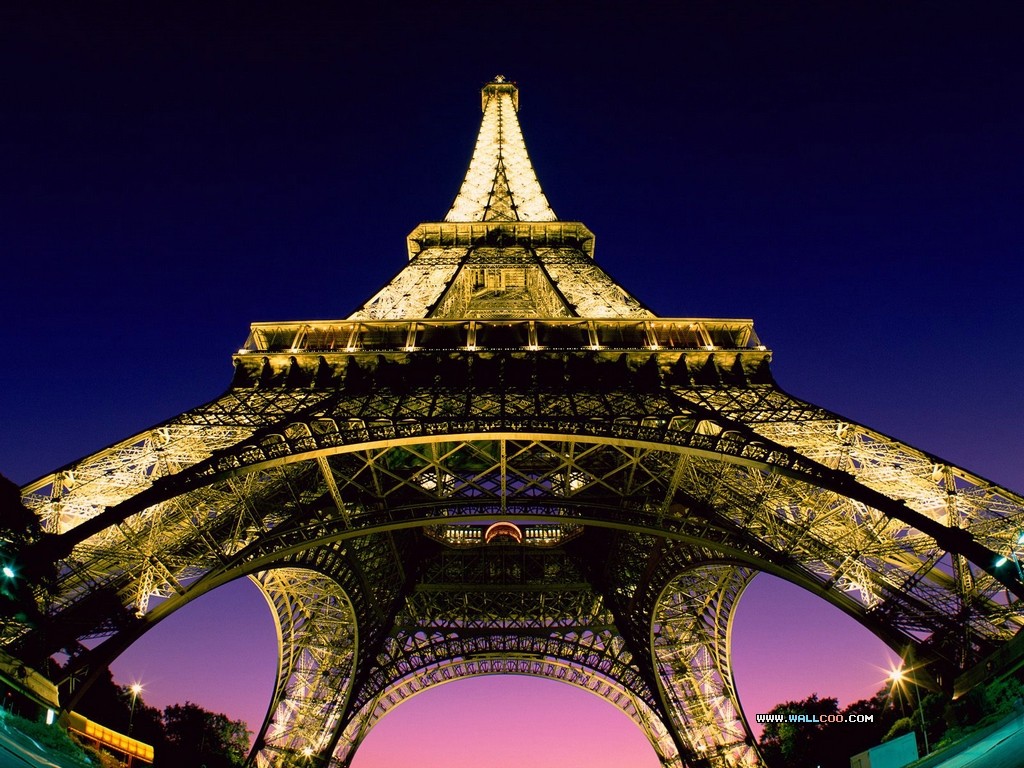 壁纸1024x768 艾菲尔铁塔夜景 Beneath the Eiffel Tower Paris France壁纸 世界都市夜景壁纸 世界都市夜景图片 世界都市夜景素材 人文壁纸 人文图库 人文图片素材桌面壁纸
