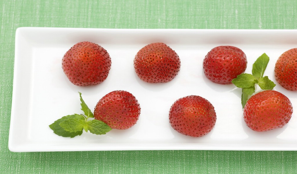 壁纸1024x600餐桌 [33P] 草莓图片 水果甜点壁纸壁纸 水果甜点摄影(二)壁纸 水果甜点摄影(二)图片 水果甜点摄影(二)素材 摄影壁纸 摄影图库 摄影图片素材桌面壁纸