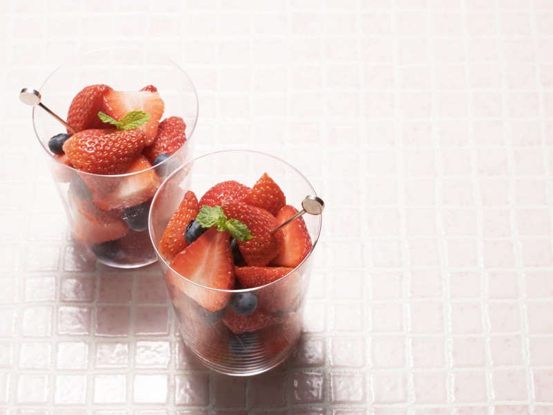壁纸800x600餐桌 [33P] 草莓水果杯 水果甜点图片壁纸 水果甜点摄影(二)壁纸 水果甜点摄影(二)图片 水果甜点摄影(二)素材 摄影壁纸 摄影图库 摄影图片素材桌面壁纸