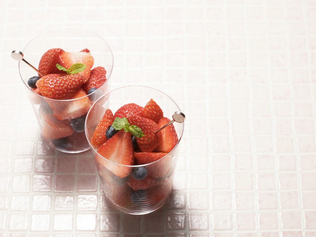 壁纸1024x768餐桌 [33P] 草莓水果杯 水果甜点图片壁纸 水果甜点摄影(二)壁纸 水果甜点摄影(二)图片 水果甜点摄影(二)素材 摄影壁纸 摄影图库 摄影图片素材桌面壁纸