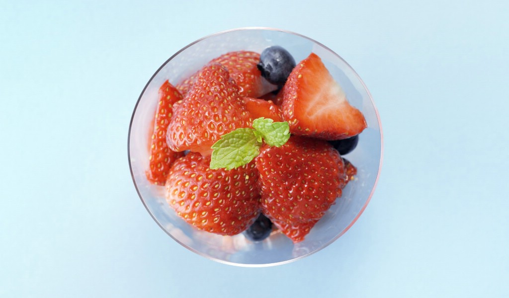 壁纸1024x600餐桌 [33P] 草莓水果杯 水果甜点图片壁纸 水果甜点摄影(二)壁纸 水果甜点摄影(二)图片 水果甜点摄影(二)素材 摄影壁纸 摄影图库 摄影图片素材桌面壁纸