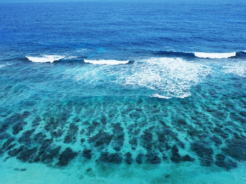 壁纸800x600夏日冲绳  冲绳岛图片 深邃的蓝色海水壁纸 冲绳岛的碧海蓝天壁纸 冲绳岛的碧海蓝天图片 冲绳岛的碧海蓝天素材 风景壁纸 风景图库 风景图片素材桌面壁纸