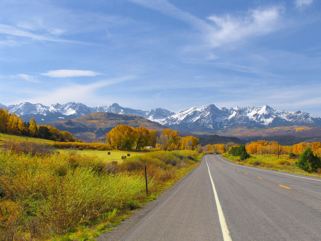 壁纸1024x768 秋天道路图片壁纸 Desktop Wallpaper of Country Road in Autumn壁纸 道路秋景壁纸 道路秋景图片 道路秋景素材 风景壁纸 风景图库 风景图片素材桌面壁纸