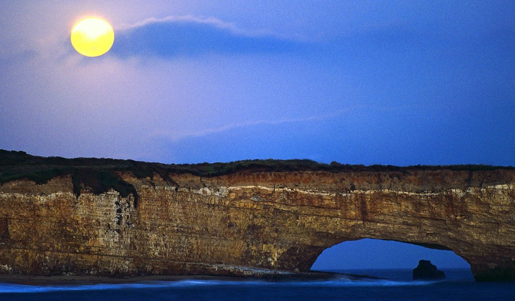 壁纸1024x600地球瑰宝 大尺寸自然风景壁纸精选 第四辑 Moon Rising Over Cliffs California 加州 绝壁升明月图片壁纸壁纸 地球瑰宝大尺寸自然风景壁纸精选 第四辑壁纸 地球瑰宝大尺寸自然风景壁纸精选 第四辑图片 地球瑰宝大尺寸自然风景壁纸精选 第四辑素材 风景壁纸 风景图库 风景图片素材桌面壁纸