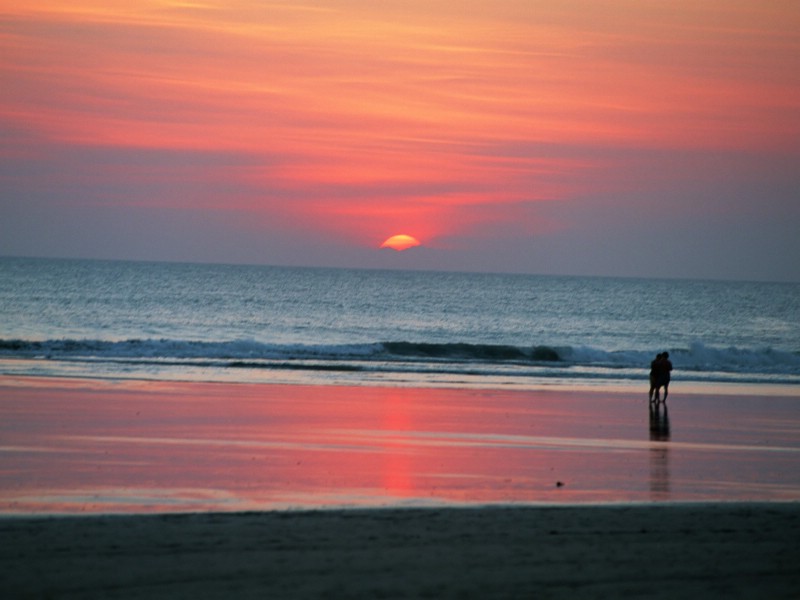 壁纸800x600 夏日夕阳下的情侣图片壁纸 夏日休闲与阳光海滩壁纸 夏日休闲与阳光海滩图片 夏日休闲与阳光海滩素材 风景壁纸 风景图库 风景图片素材桌面壁纸