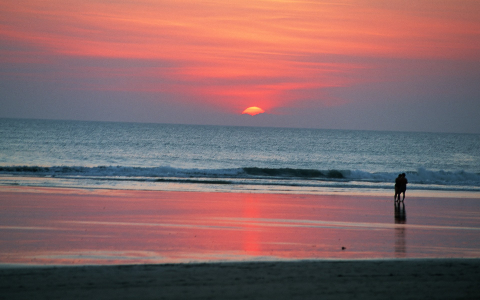 壁纸1920x1200 夏日夕阳下的情侣图片壁纸 夏日休闲与阳光海滩壁纸 夏日休闲与阳光海滩图片 夏日休闲与阳光海滩素材 风景壁纸 风景图库 风景图片素材桌面壁纸