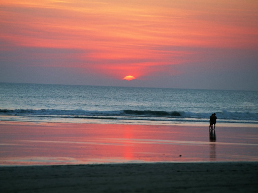 壁纸1024x768 夏日夕阳下的情侣图片壁纸 夏日休闲与阳光海滩壁纸 夏日休闲与阳光海滩图片 夏日休闲与阳光海滩素材 风景壁纸 风景图库 风景图片素材桌面壁纸