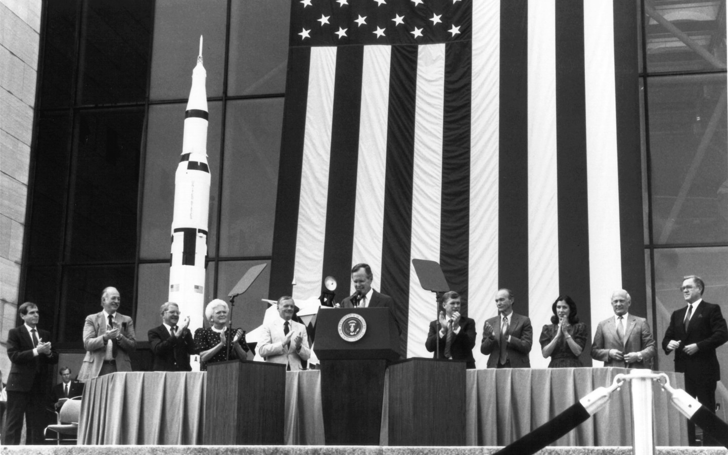 壁纸1440x900One Giant Leap for Mankind  President George Bush and Apollo 11 Astronauts 1989年老布什总统和登月英雄壁纸 阿波罗11号登月40周年纪念壁纸壁纸 阿波罗11号登月40周年纪念壁纸图片 阿波罗11号登月40周年纪念壁纸素材 人文壁纸 人文图库 人文图片素材桌面壁纸