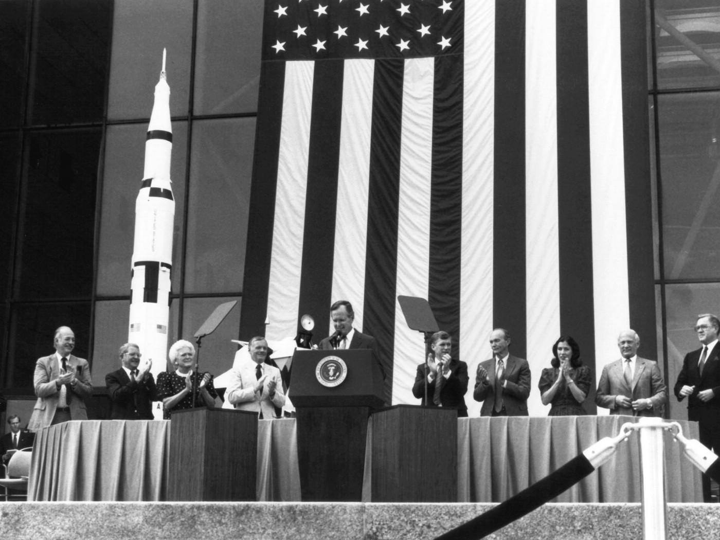壁纸1400x1050One Giant Leap for Mankind  President George Bush and Apollo 11 Astronauts 1989年老布什总统和登月英雄壁纸 阿波罗11号登月40周年纪念壁纸壁纸 阿波罗11号登月40周年纪念壁纸图片 阿波罗11号登月40周年纪念壁纸素材 人文壁纸 人文图库 人文图片素材桌面壁纸