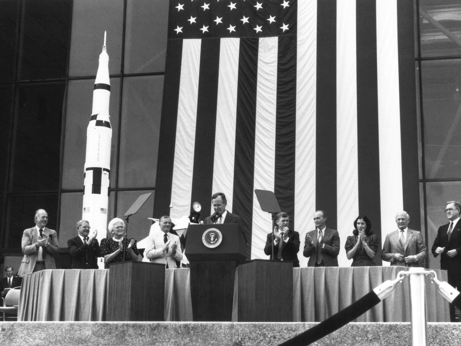 壁纸1600x1200One Giant Leap for Mankind  President George Bush and Apollo 11 Astronauts 1989年老布什总统和登月英雄壁纸 阿波罗11号登月40周年纪念壁纸壁纸 阿波罗11号登月40周年纪念壁纸图片 阿波罗11号登月40周年纪念壁纸素材 人文壁纸 人文图库 人文图片素材桌面壁纸