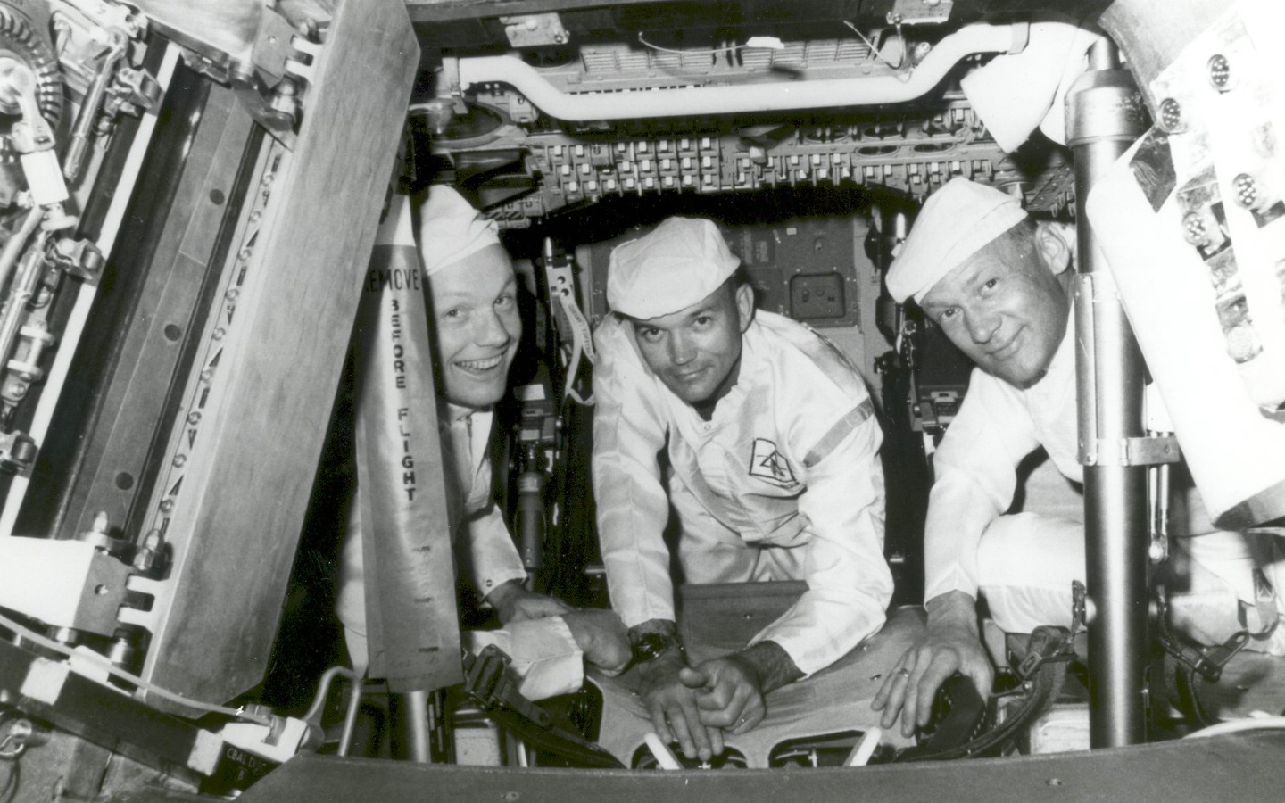 壁纸1440x900One Giant Leap for Mankind  Apollo 11 Crew Conduct Checks in the Command Module 登月舱日常检查壁纸 阿波罗11号登月40周年纪念壁纸壁纸 阿波罗11号登月40周年纪念壁纸图片 阿波罗11号登月40周年纪念壁纸素材 人文壁纸 人文图库 人文图片素材桌面壁纸