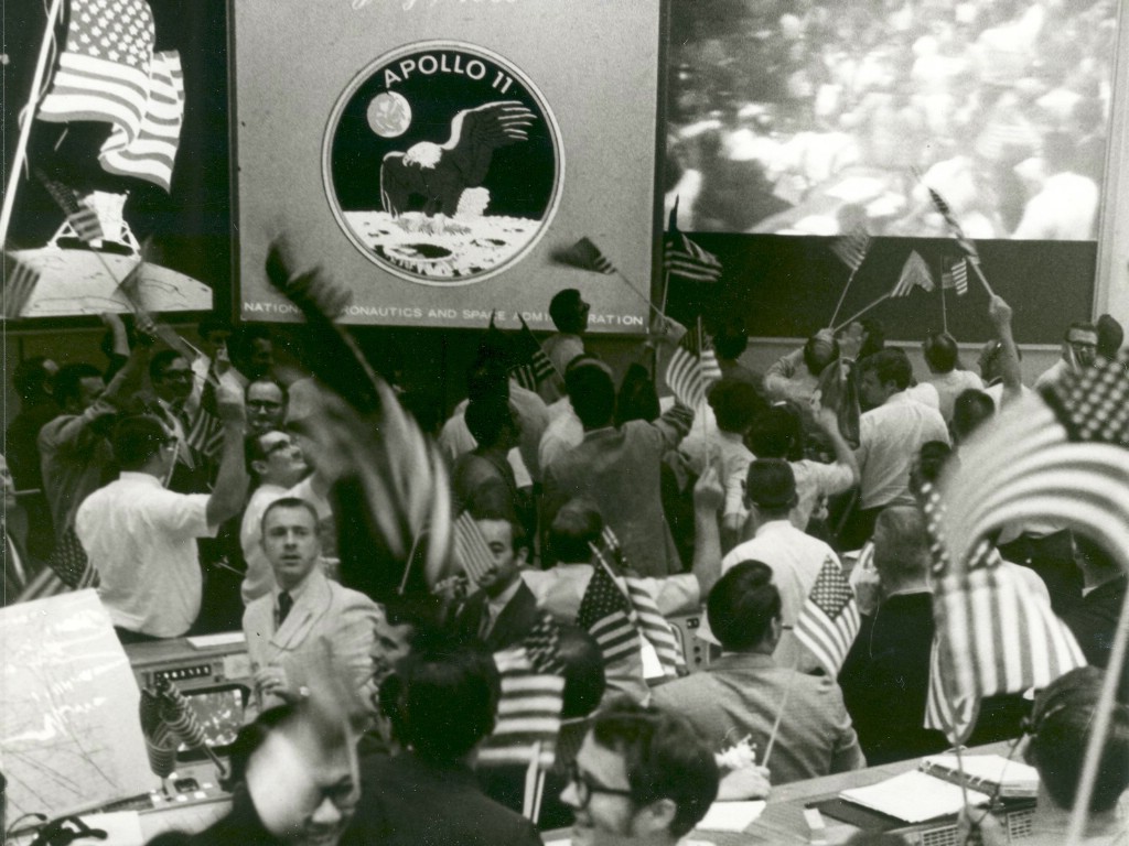 壁纸1024x768One Giant Leap for Mankind  Mission Control Celebrates After Conclusion of the Apollo 11 Lunar 登月任务结束后的欢庆壁纸 阿波罗11号登月40周年纪念壁纸壁纸 阿波罗11号登月40周年纪念壁纸图片 阿波罗11号登月40周年纪念壁纸素材 人文壁纸 人文图库 人文图片素材桌面壁纸