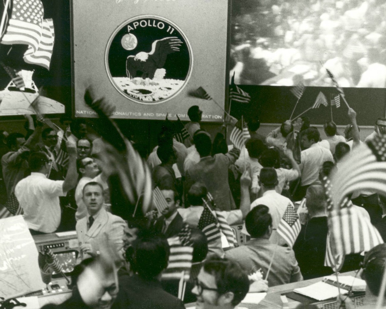 壁纸1280x1024One Giant Leap for Mankind  Mission Control Celebrates After Conclusion of the Apollo 11 Lunar 登月任务结束后的欢庆壁纸 阿波罗11号登月40周年纪念壁纸壁纸 阿波罗11号登月40周年纪念壁纸图片 阿波罗11号登月40周年纪念壁纸素材 人文壁纸 人文图库 人文图片素材桌面壁纸