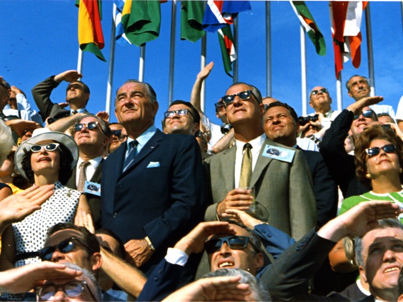 壁纸800x600One Giant Leap for Mankind  Spiro Agnew and Lyndon Johnson Watch the Apollo 11 Liftoff 斯皮罗 阿格纽和林登 约翰逊壁纸 阿波罗11号登月40周年纪念壁纸壁纸 阿波罗11号登月40周年纪念壁纸图片 阿波罗11号登月40周年纪念壁纸素材 人文壁纸 人文图库 人文图片素材桌面壁纸