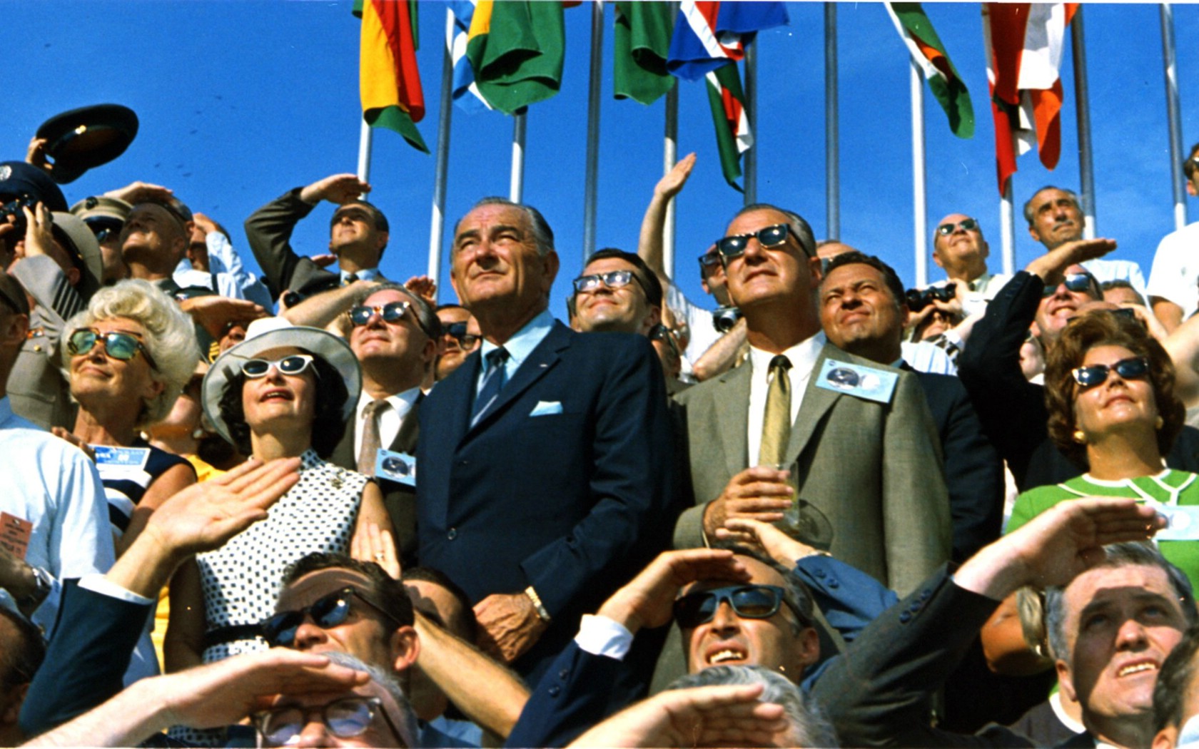 壁纸1680x1050One Giant Leap for Mankind  Spiro Agnew and Lyndon Johnson Watch the Apollo 11 Liftoff 斯皮罗 阿格纽和林登 约翰逊壁纸 阿波罗11号登月40周年纪念壁纸壁纸 阿波罗11号登月40周年纪念壁纸图片 阿波罗11号登月40周年纪念壁纸素材 人文壁纸 人文图库 人文图片素材桌面壁纸