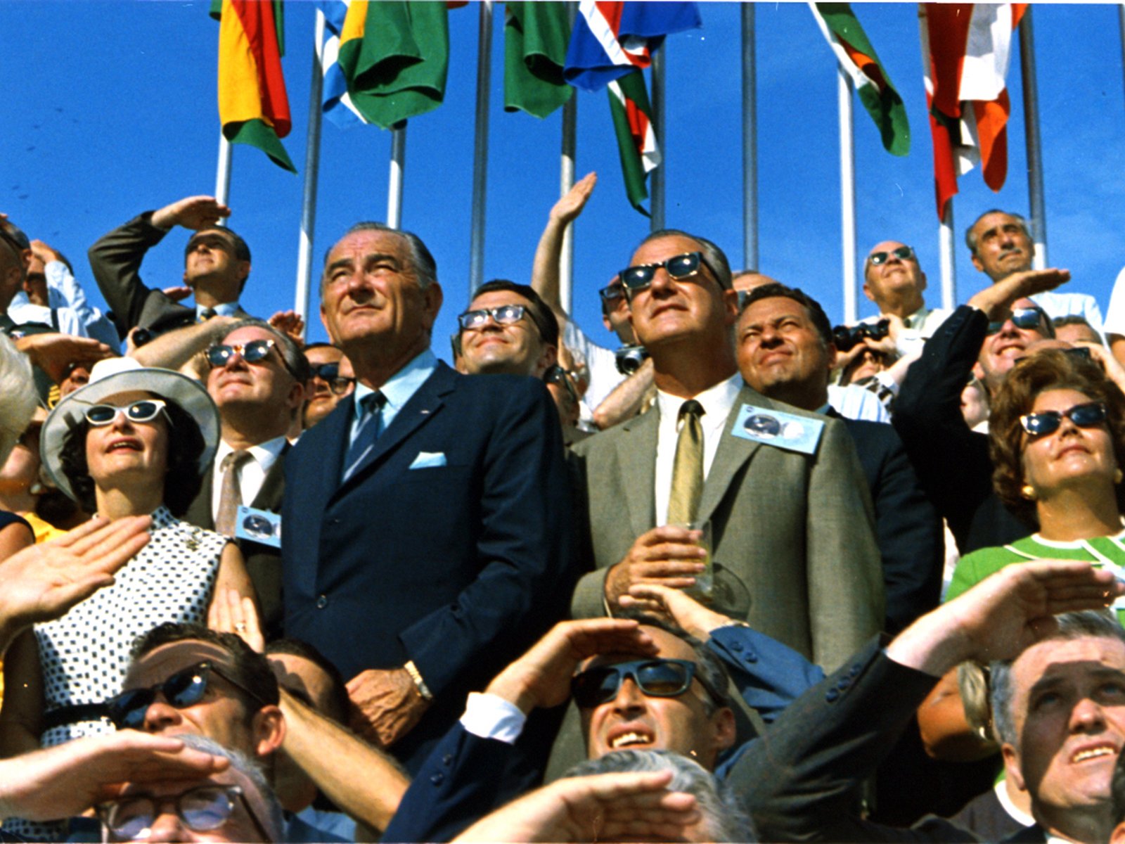 壁纸1600x1200One Giant Leap for Mankind  Spiro Agnew and Lyndon Johnson Watch the Apollo 11 Liftoff 斯皮罗 阿格纽和林登 约翰逊壁纸 阿波罗11号登月40周年纪念壁纸壁纸 阿波罗11号登月40周年纪念壁纸图片 阿波罗11号登月40周年纪念壁纸素材 人文壁纸 人文图库 人文图片素材桌面壁纸