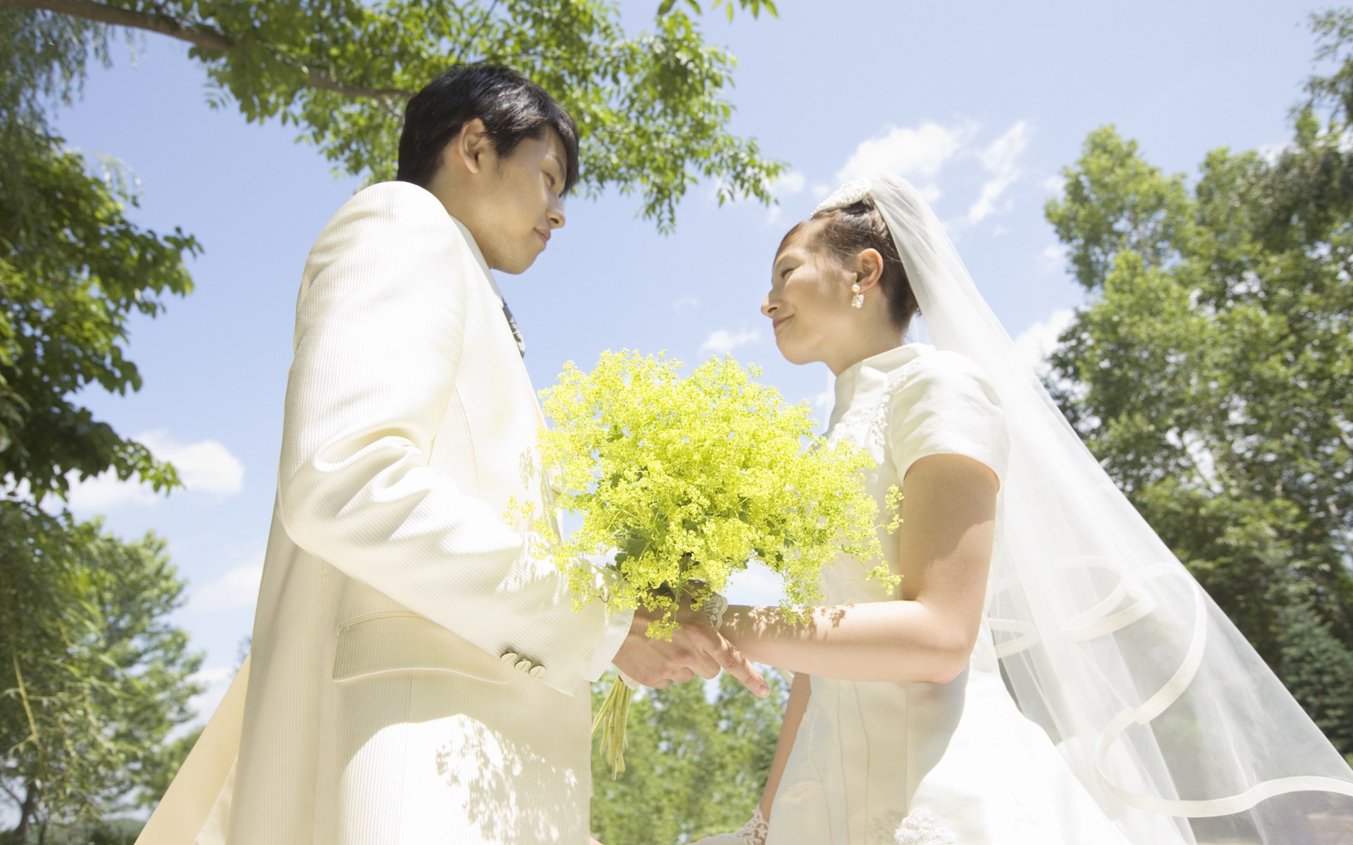 壁纸1920x1200 Garden Wedding Photography Bride and groom with flowers壁纸 花园里的白色婚礼-婚纱摄影壁纸壁纸 花园里的白色婚礼-婚纱摄影壁纸图片 花园里的白色婚礼-婚纱摄影壁纸素材 摄影壁纸 摄影图库 摄影图片素材桌面壁纸